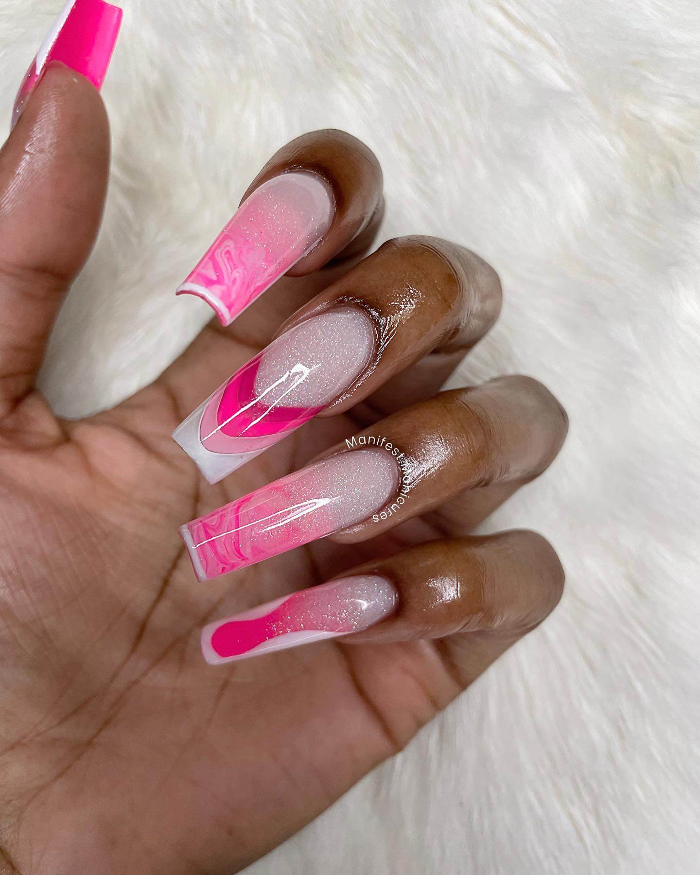 piękny różowy marmurkowy manicure