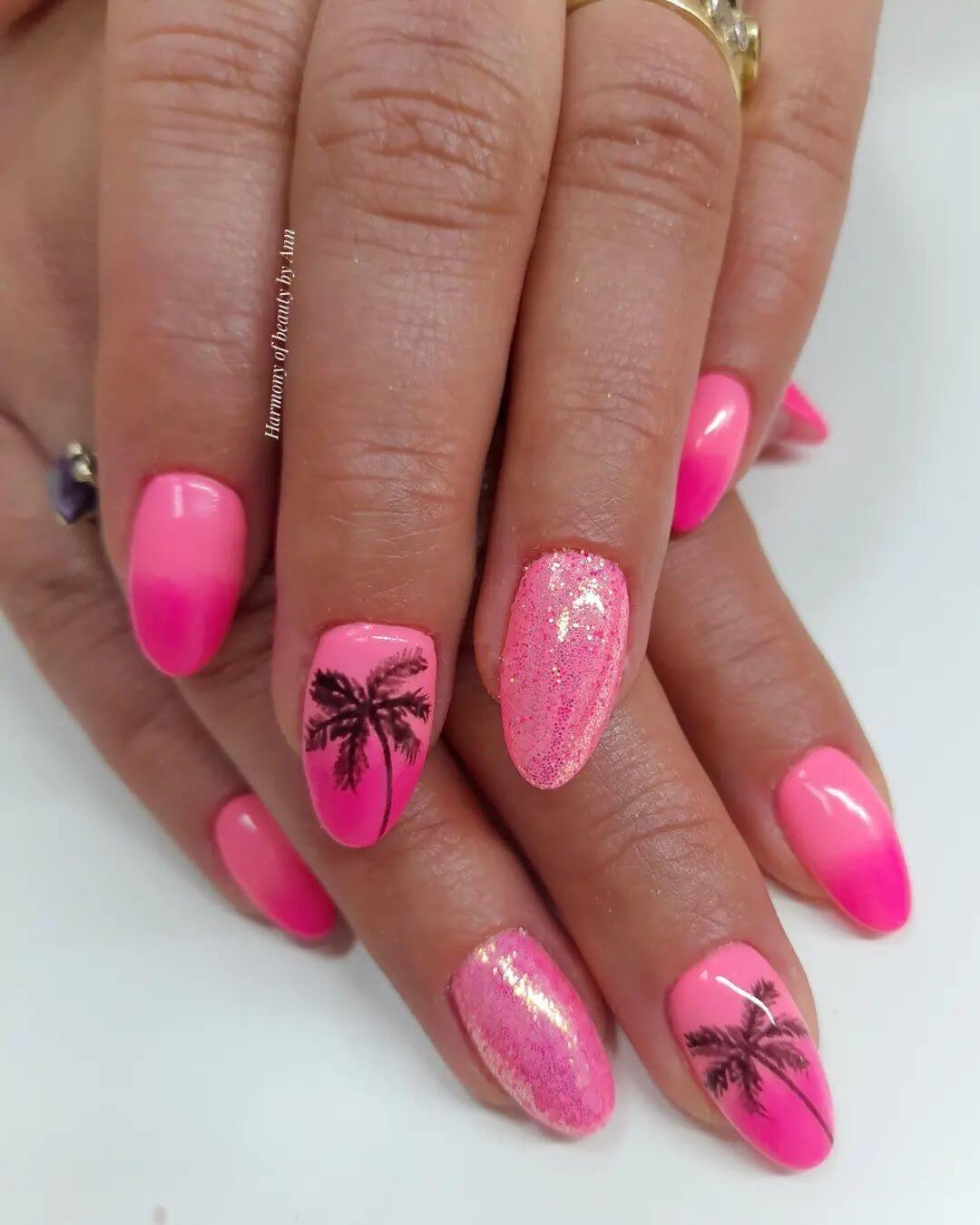 неоновые ярко-розовые ногти с блестками