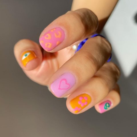 Różowe i pomarańczowe paznokcie