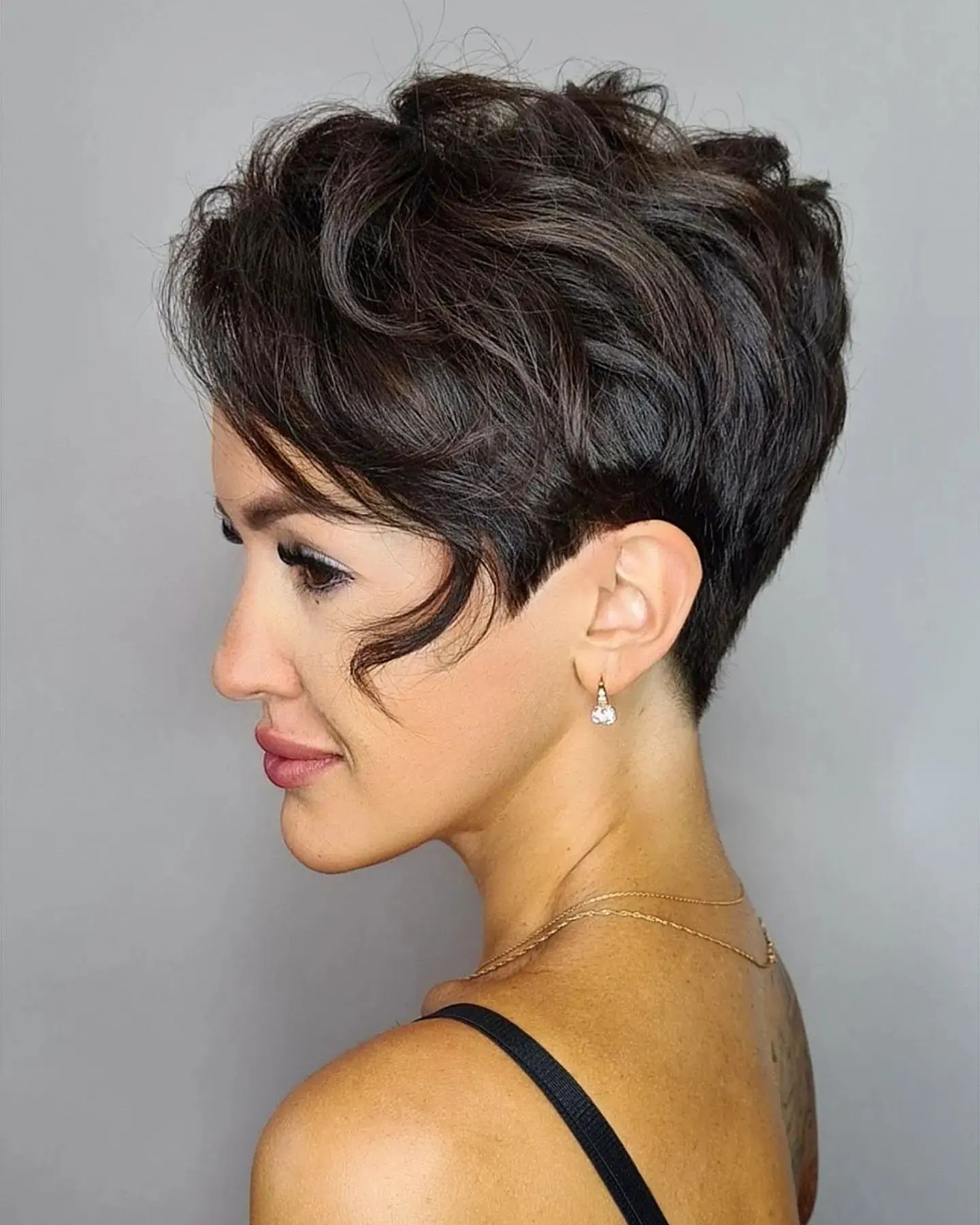 Foto einer Frau mit geschichtetem Pixie-Bob-Haarschnitt