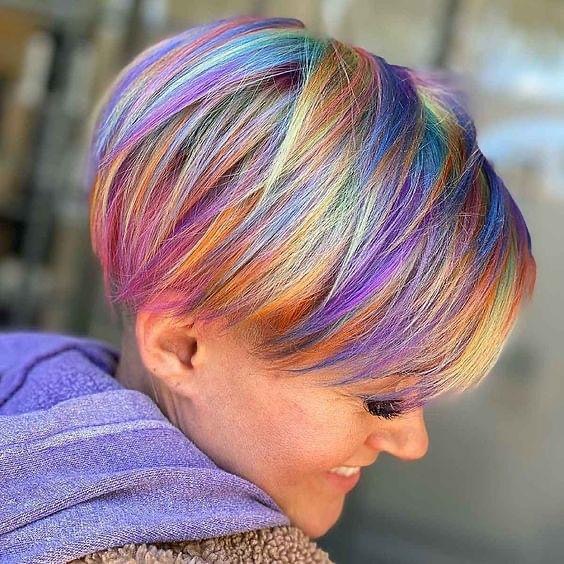 Foto einer Frau mit regenbogenfarbener Pixie-Bob-Frisur