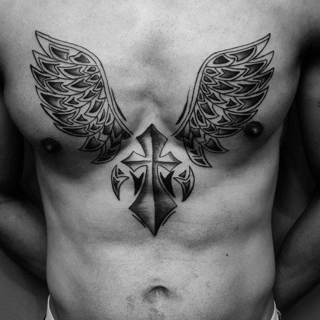 Христианская татуировка на груди