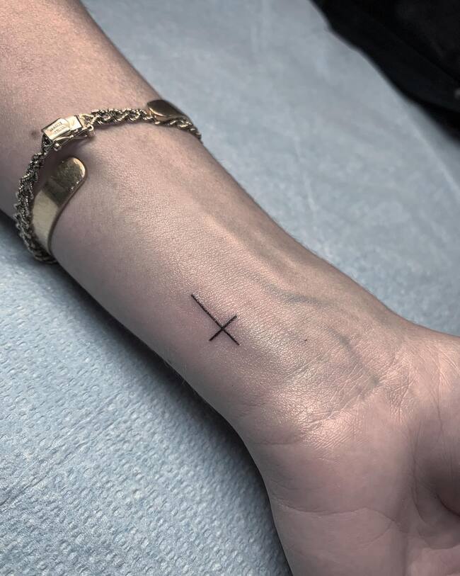 Минималистская христианская татуировка