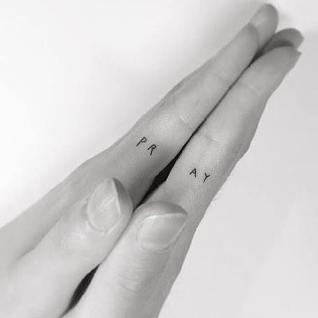 Христианская татуировка на пальцах