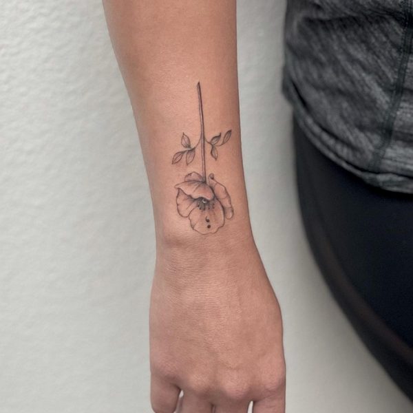 tatuaż z kwiatem maku średnik