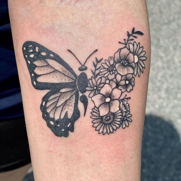 tatuaż motyla kwiaty
