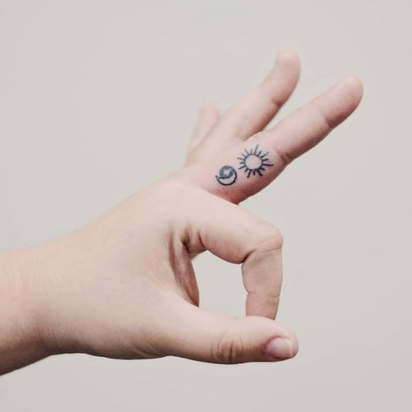 tatuaż średnika na palcu