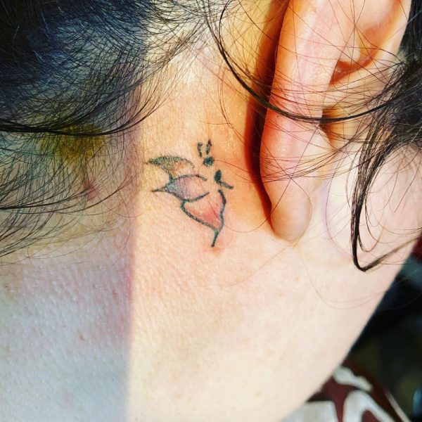 tatuaż ze średnikiem za uchem