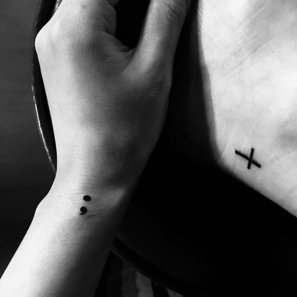 tatuaż krzyża średnika