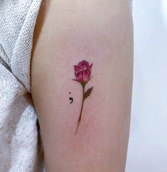 tatuaż z różą średnik