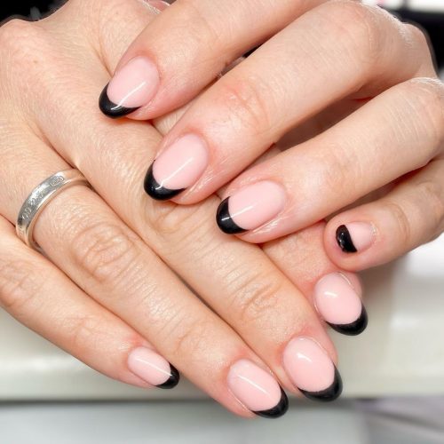 Short French Nails with Black Tips