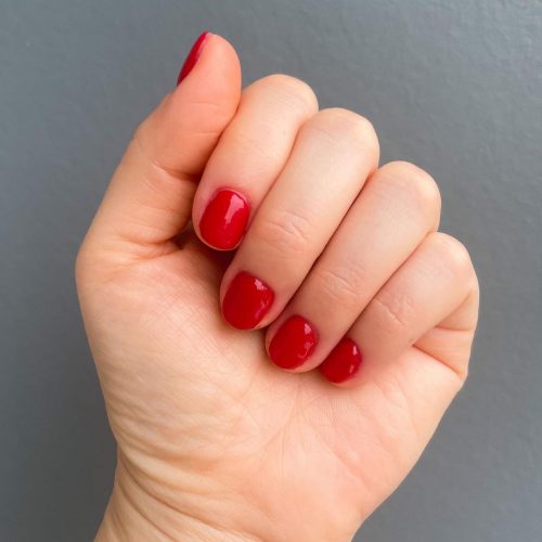 Krótkie czerwone paznokcie