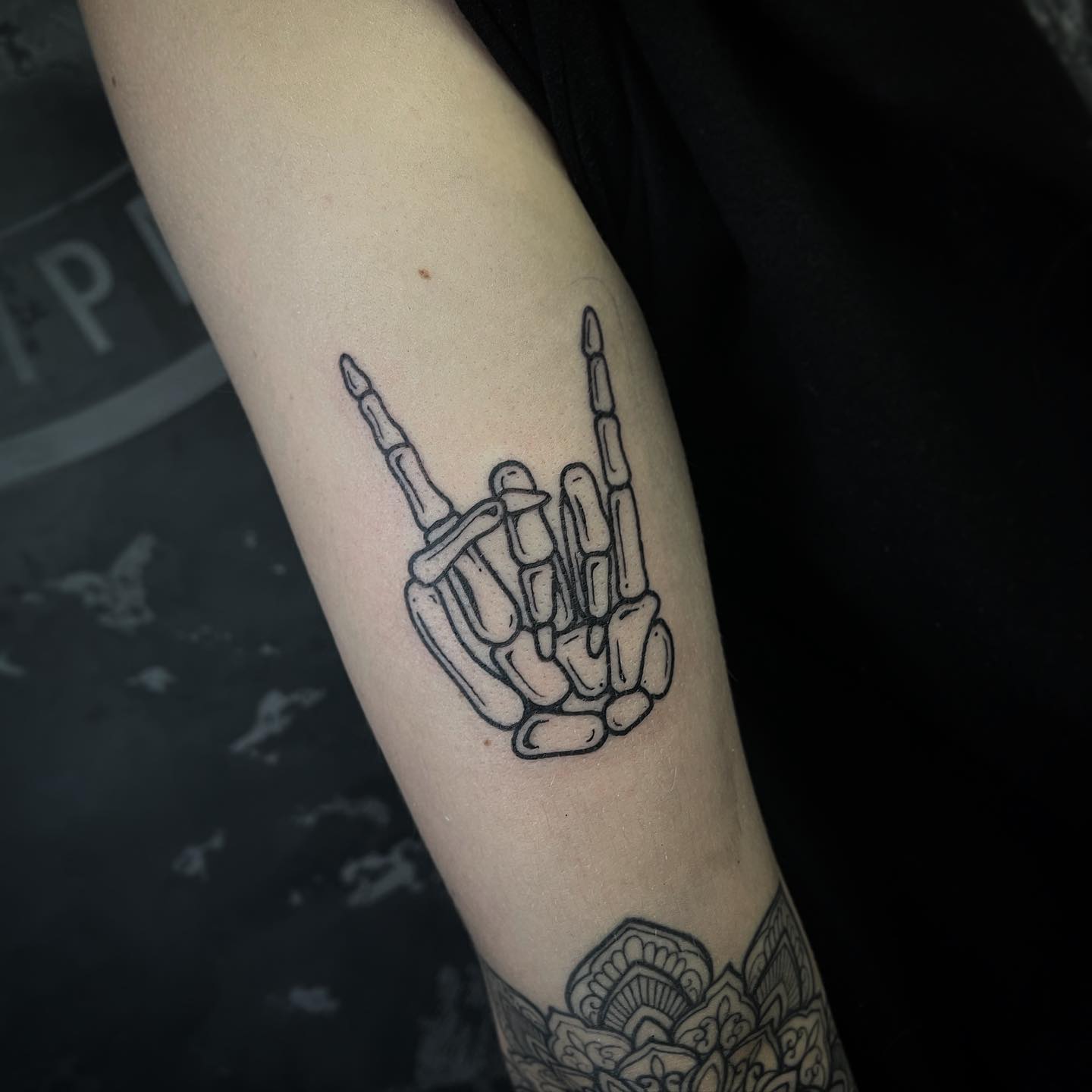 Временная переводная татуировка «Надпись rock» - или неоновая светящаяся тату