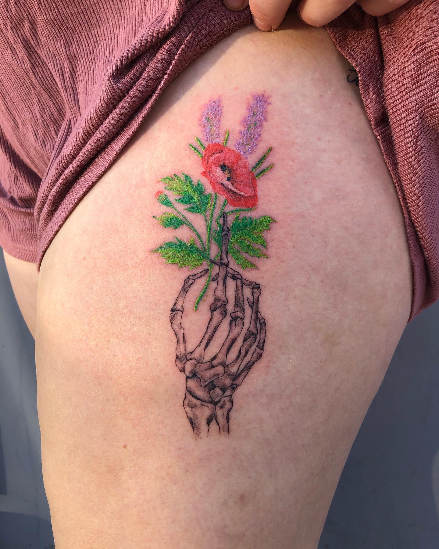 татуировка руки скелета с цветным букетом