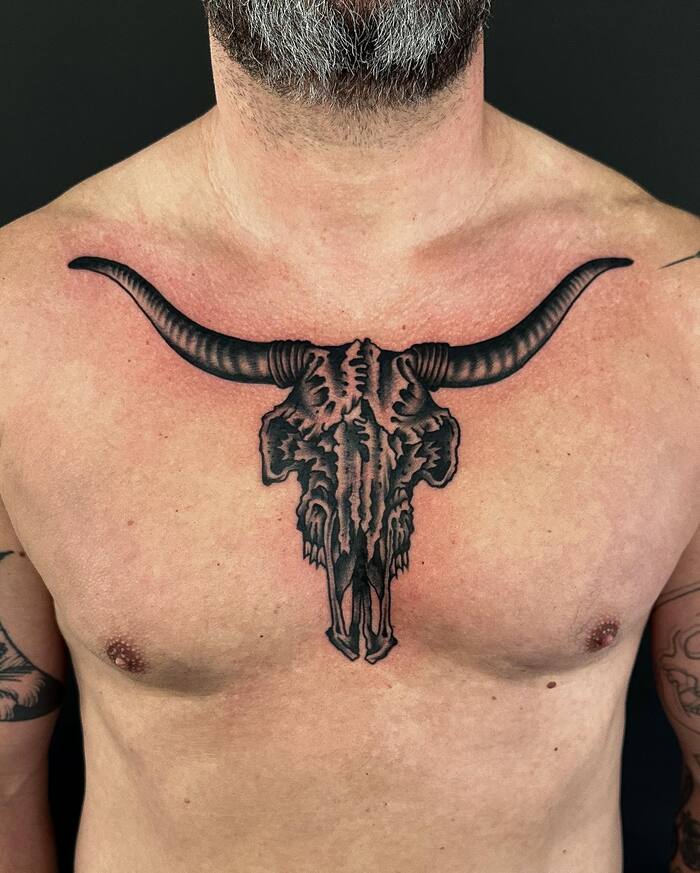 Черная татуировка черепа быка