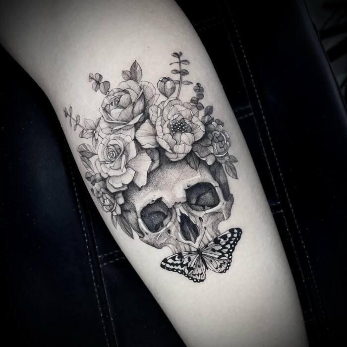 татуировка черепа в стиле блек енд грей