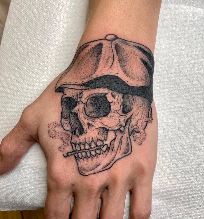 Smoking Skull Hand Tattopo