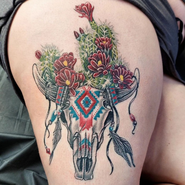 Женская татуировка с черепом коровы