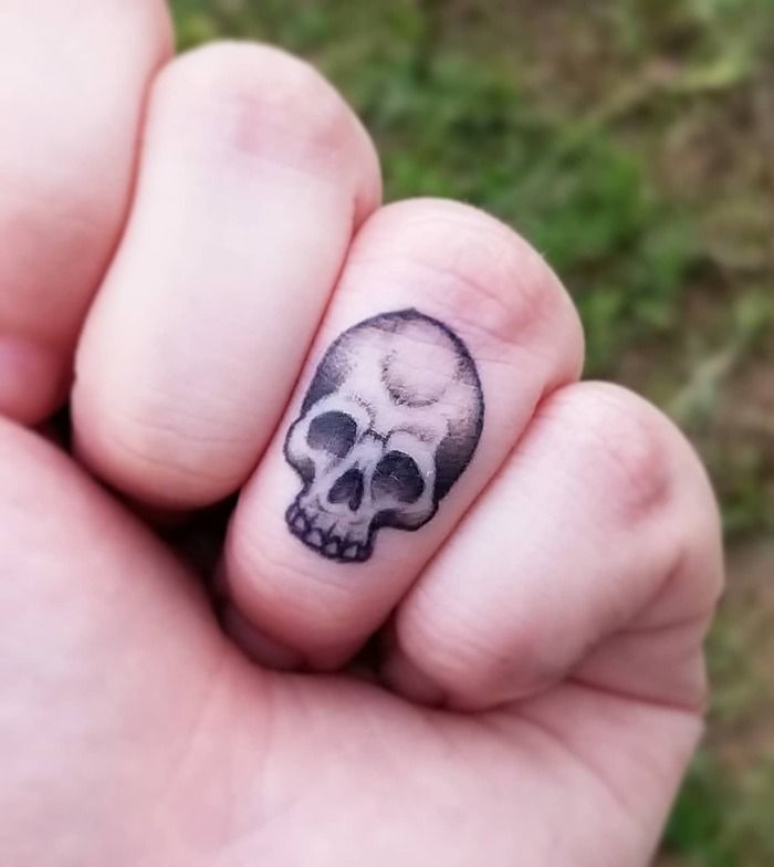 Простая татуировка черепа на пальце