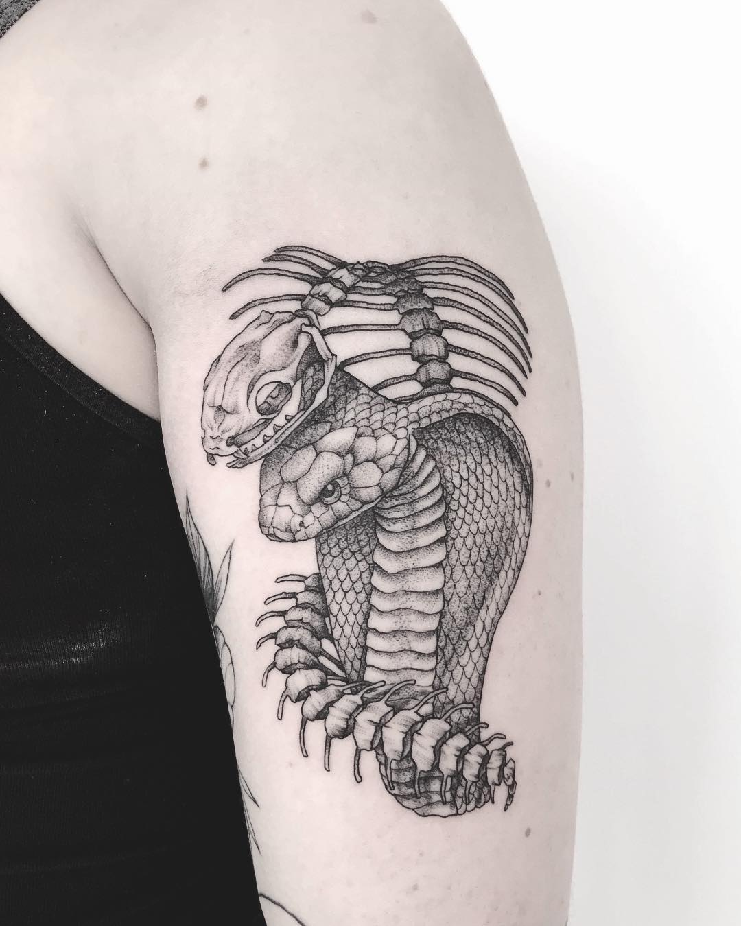 Nahaufnahme des Cobra-Kopf-Arm-Tattoos