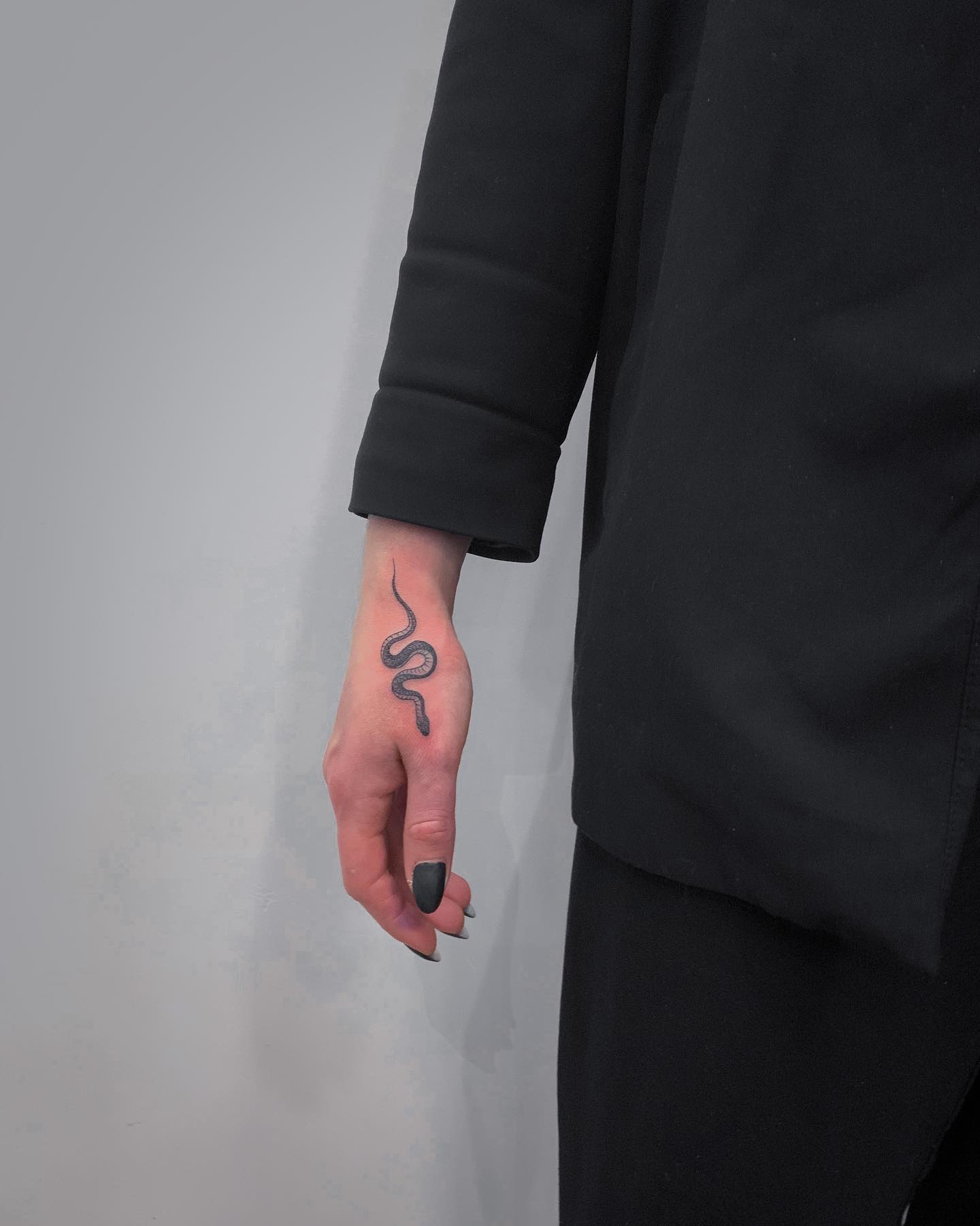Schlangen-Hand-Tattoo