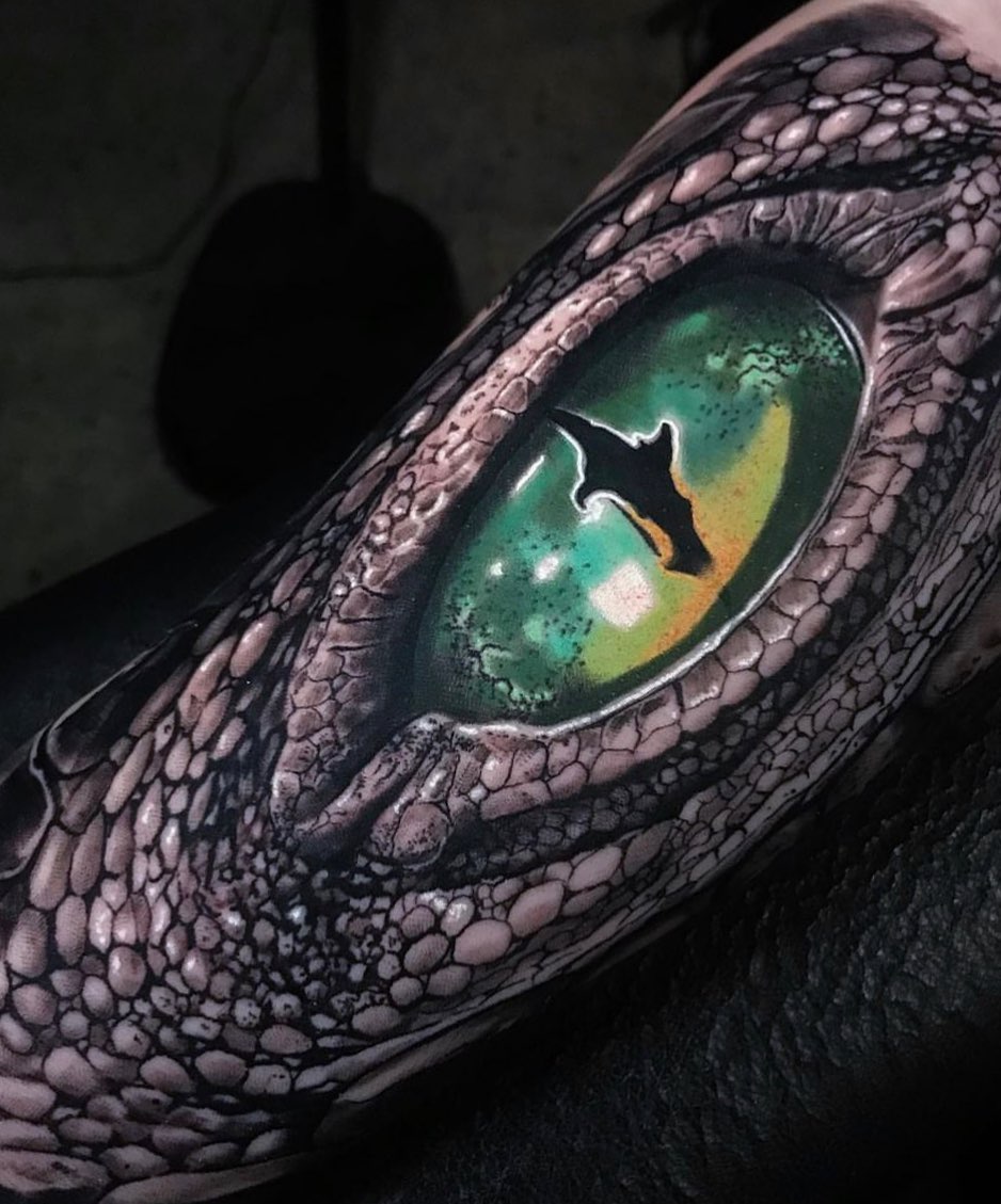 Nahaufnahme des realistischen Schlangenaugen-Tattoos