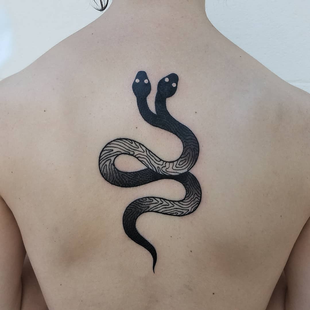Nahaufnahme des zweiköpfigen Schlangen-Blackwork-Tattoos