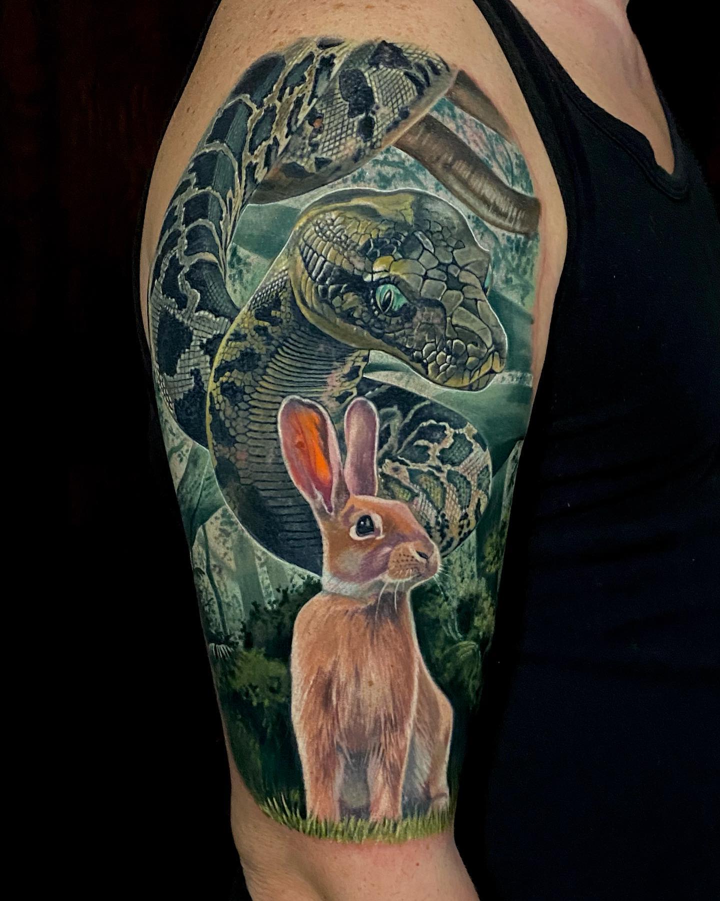 Nahaufnahme des realistischen Schlangen- und Kaninchen-Tattoos