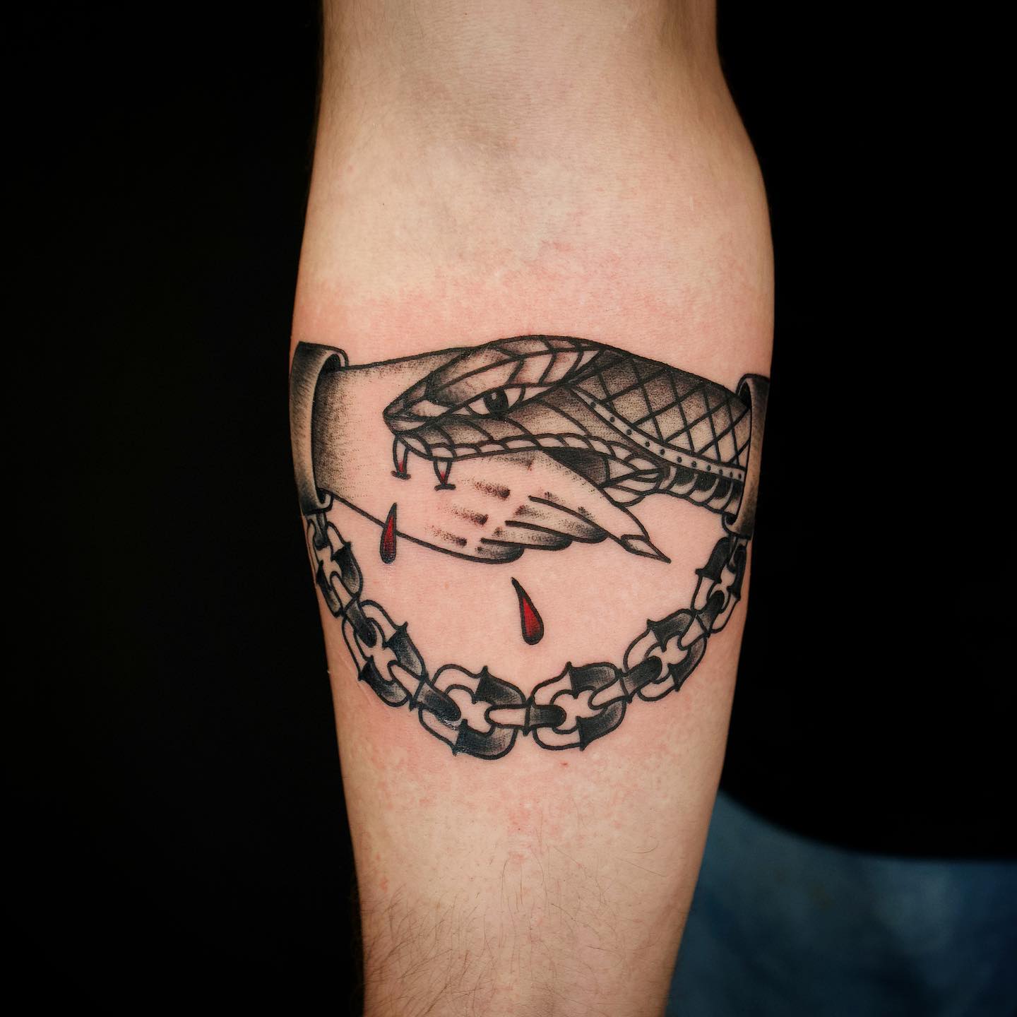 Nahaufnahme des Schlangenbiss-Tattoos