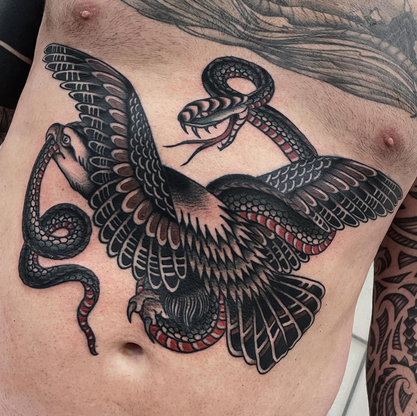Nahaufnahme des Adler- und Schlangen-Tattoos