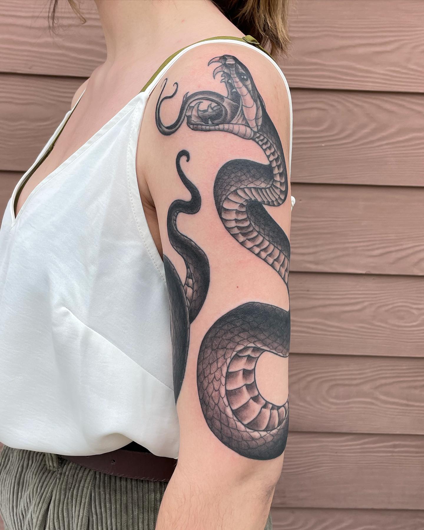 Schlange um den Arm gewickeltes Tattoo