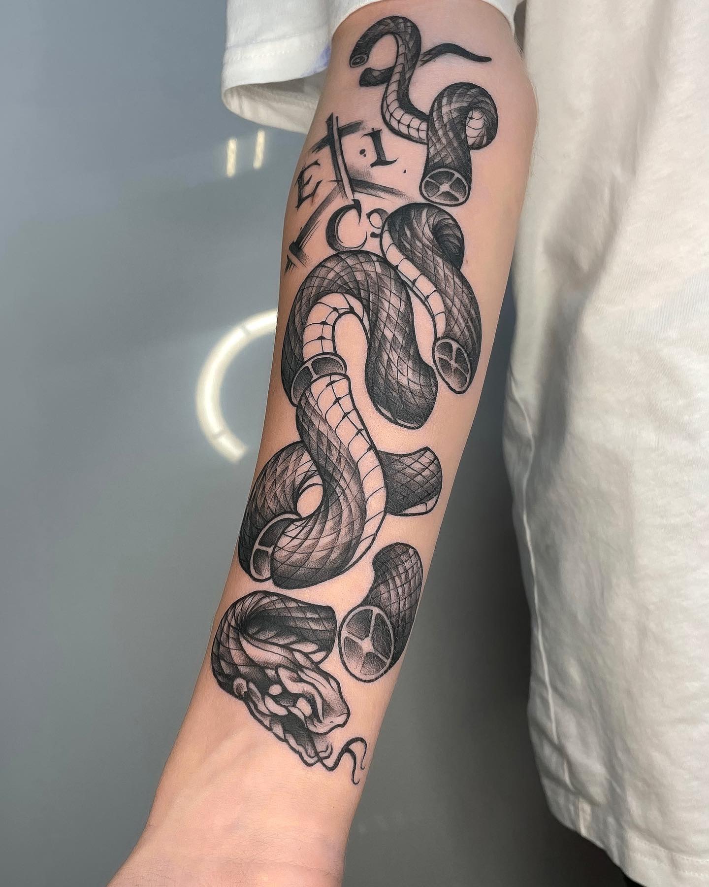 Nahaufnahme des „Join Or Die Snake“-Tattoos
