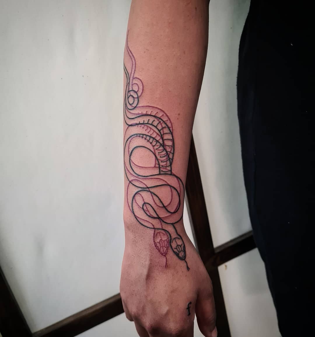 Nahaufnahme des roten und schwarzen Schlangen-Tattoos