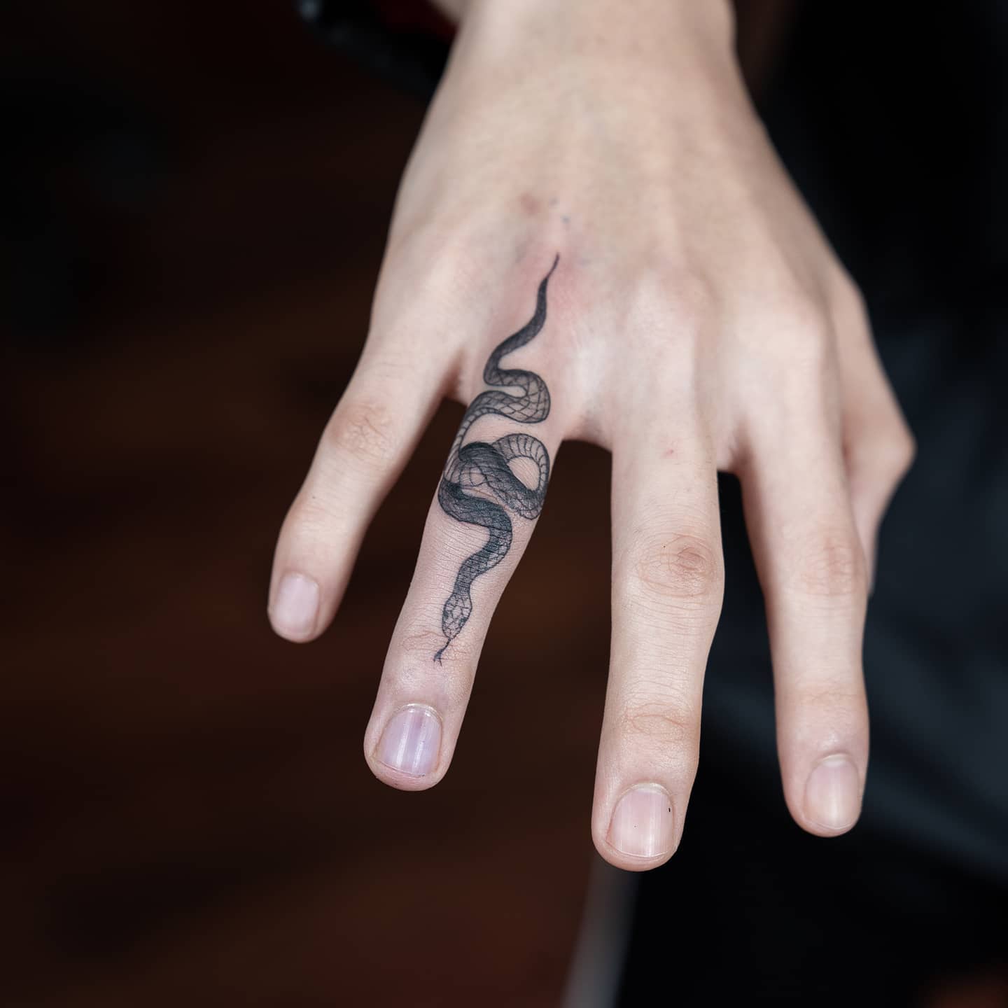 Schlangenfinger-Tattoo