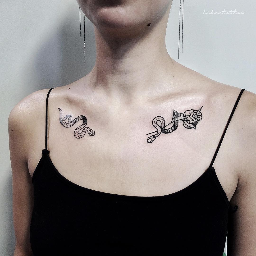 Nahaufnahme des Schlüsselbein-Tattoos mit zwei kleinen Schlangen