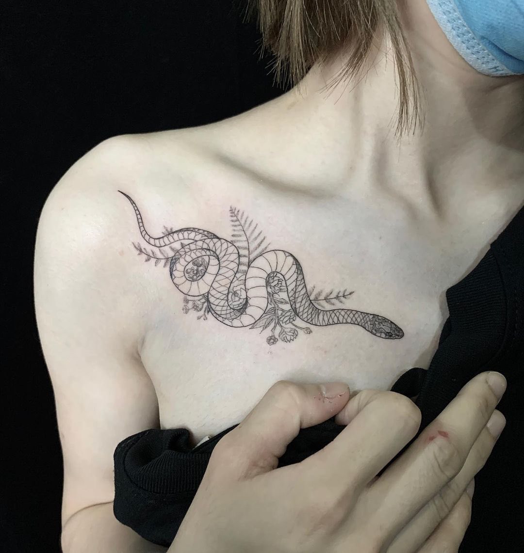 Nahaufnahme des floralen Fine Line Snake Tattoo