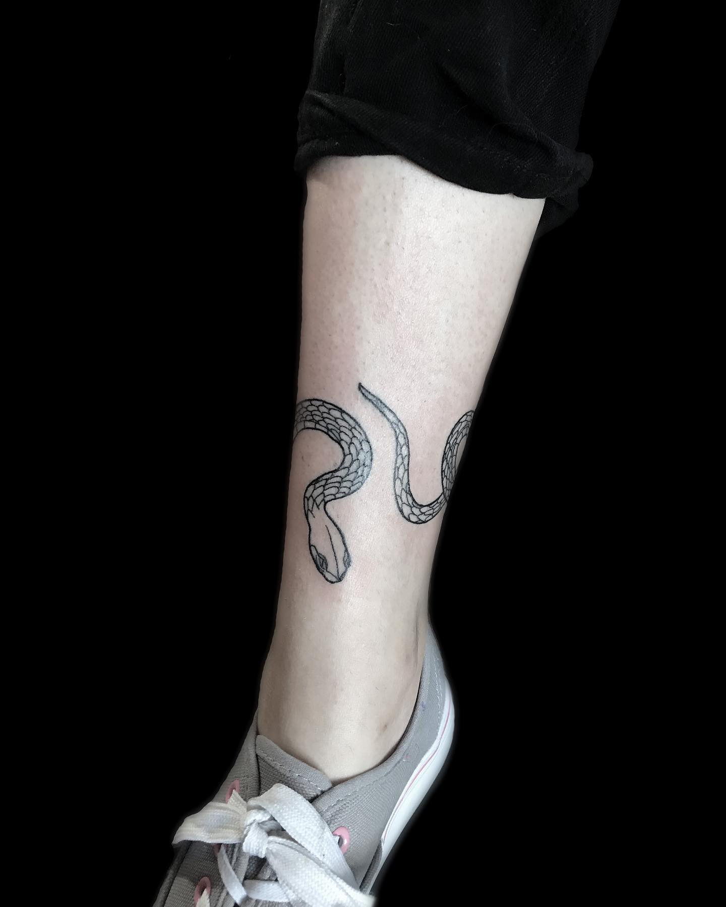 Tattoo mit Schlange um das Bein gewickelt