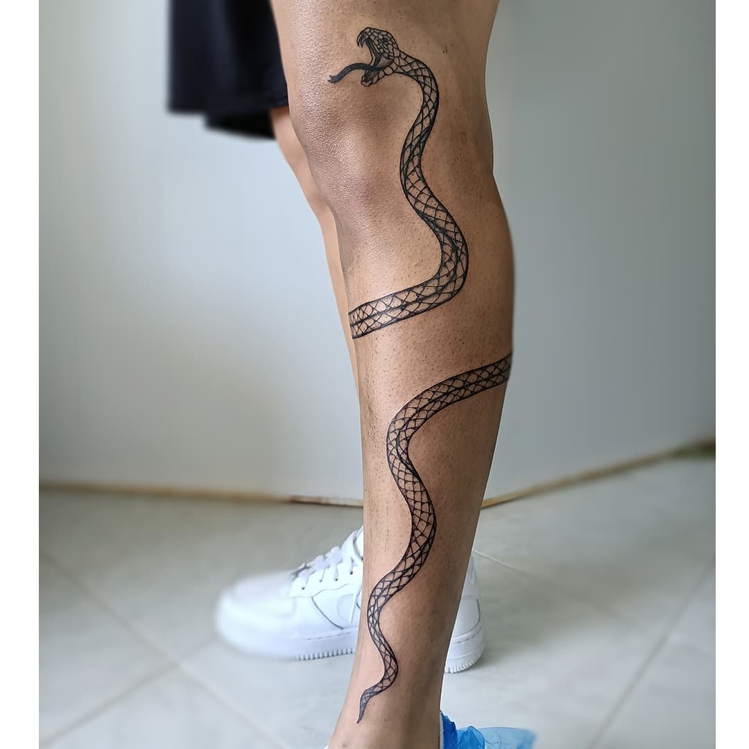 Tattoo mit Schlange um das Bein gewickelt