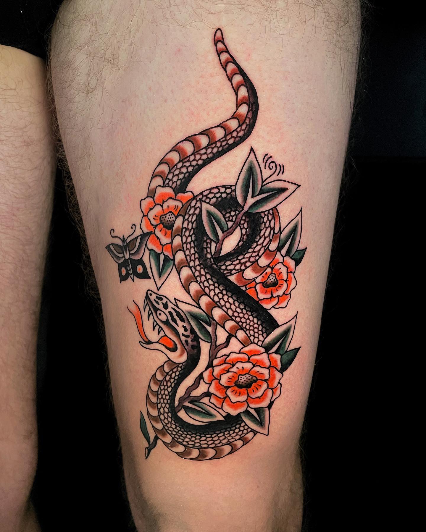 Nahaufnahme des Neo Traditional Snake Tattoo