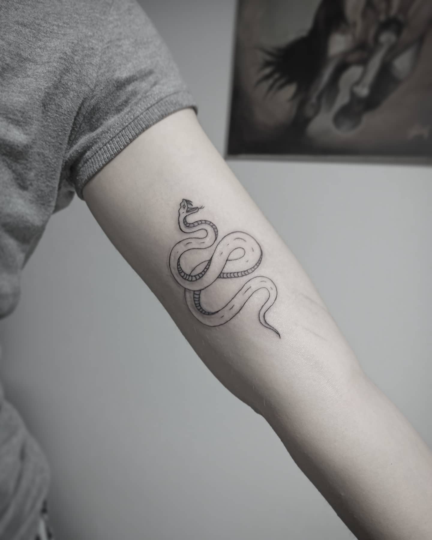 Nahaufnahme des Fine Line Rattlesnake Tattoo