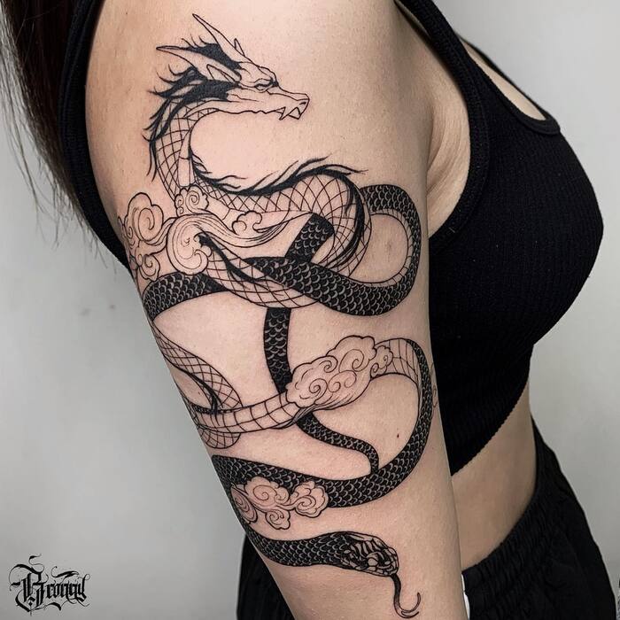 Черно-белая татуировка змеи и дракона