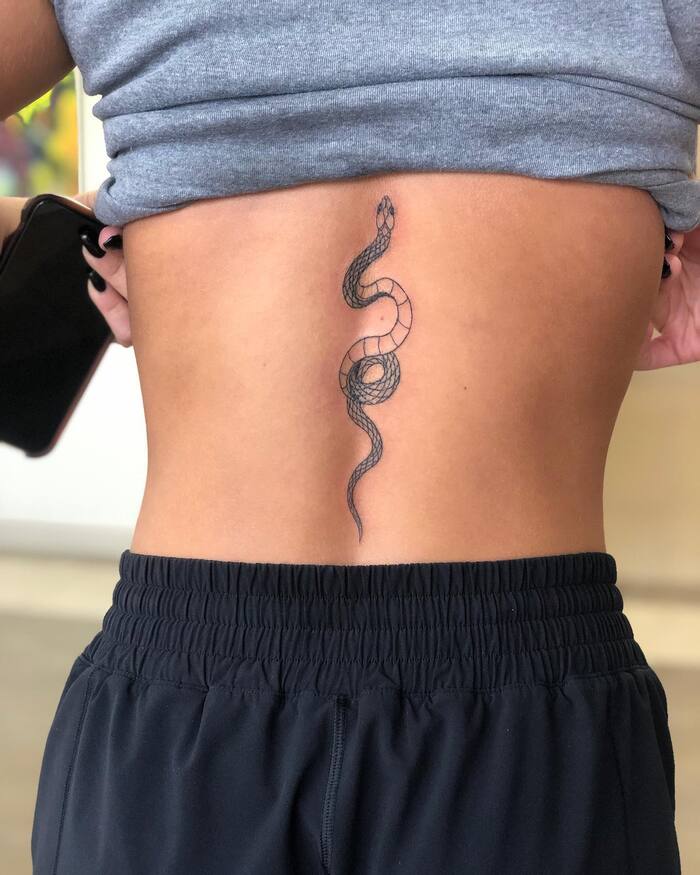 Тату на спине змея | Блог про татуировки pavuk.ink