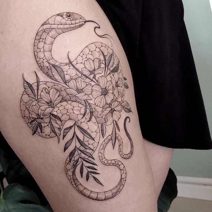 татуировка змеи на бедре