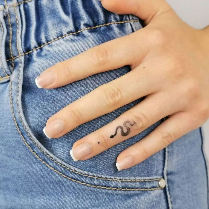 татуировка змеи на пальце