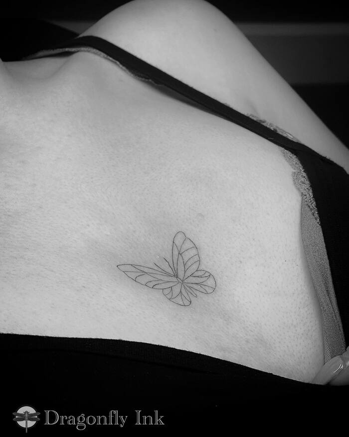 Маленькая татуировка бабочки на грудине