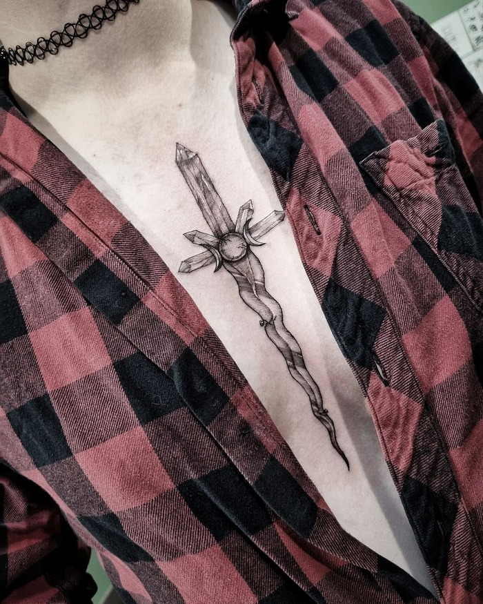 Готическая татуировка с мечом на грудине