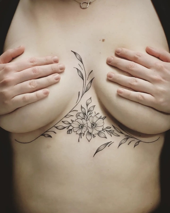 Женские татуировки под грудью