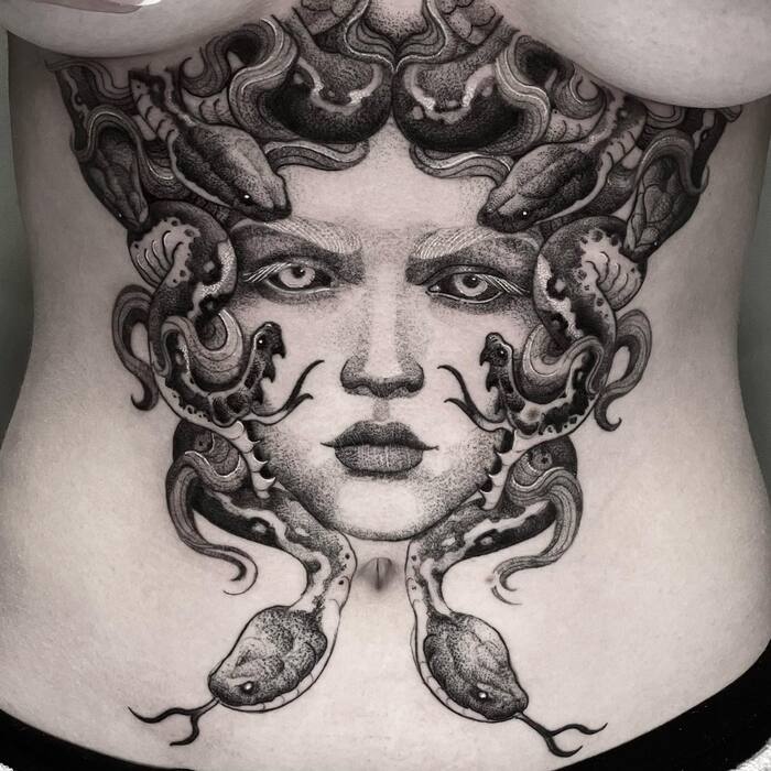 Женская татуировка Медуза под грудью