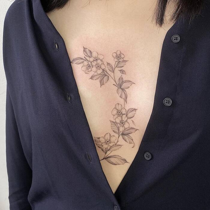 Женская татуировка на грудине