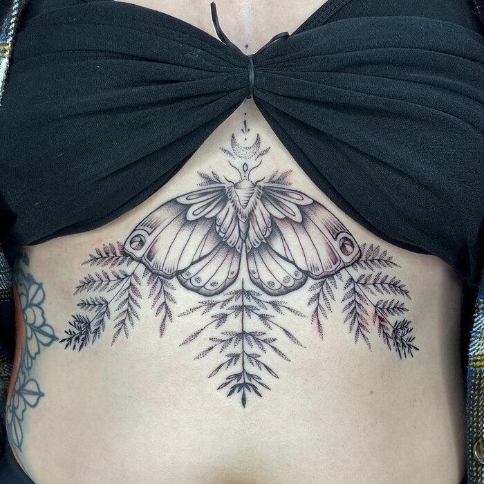 Женская татуировка мотылька на груди 